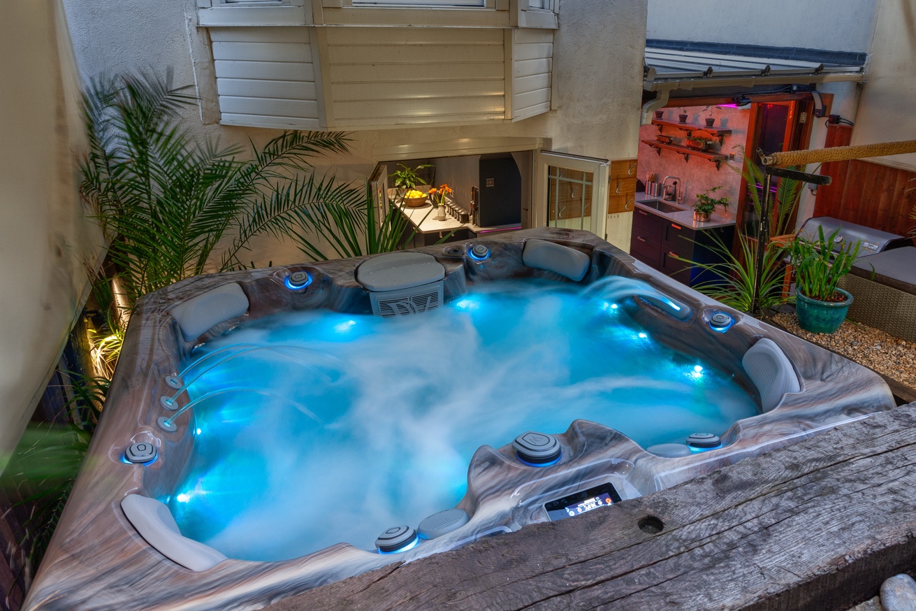 Zanzibar House hot tub at night